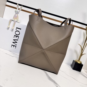 Новая модель Loewe — небольшая сумка P