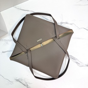 Новая модель Loewe — небольшая сумка P