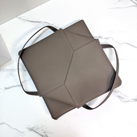 Новая модель Loewe — небольшая сумка P