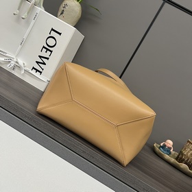 Новая модель Loewe — небольшая сумка P