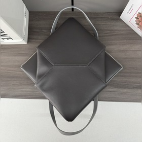 Новая модель Loewe — небольшая сумка P