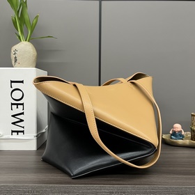 Новая модель Loewe — небольшая сумка P