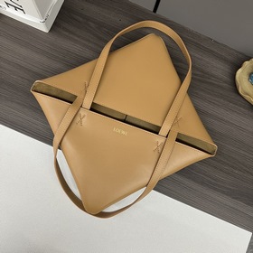 Новая модель Loewe — небольшая сумка P