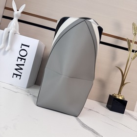 Новая сумка Puzzle Fold от Loewe отлич