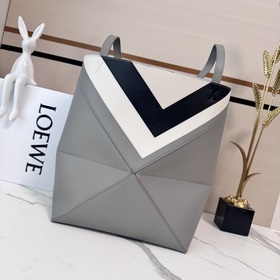 Новая сумка Puzzle Fold от Loewe отлич