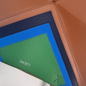 Новая сумка Puzzle Fold от Loewe отлич