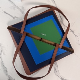 Новая сумка Puzzle Fold от Loewe отлич
