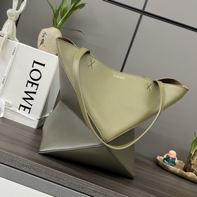 Новая модель Loewe — небольшая сумка P