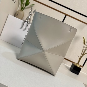 Новая модель Loewe — небольшая сумка P