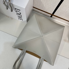 Новая модель Loewe — небольшая сумка P