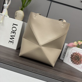 Новая модель Loewe — небольшая сумка P