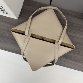 Новая модель Loewe — небольшая сумка P