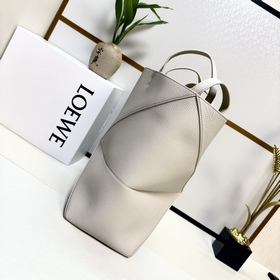 Новая модель Loewe — небольшая сумка P
