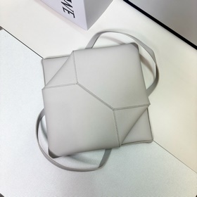 Новая модель Loewe — небольшая сумка P