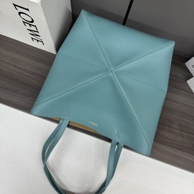 Новая модель Loewe — небольшая сумка P