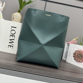 Новая модель Loewe — небольшая сумка P