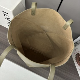 Новая модель Loewe — небольшая сумка P