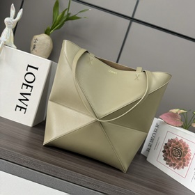 Новая модель Loewe — небольшая сумка P
