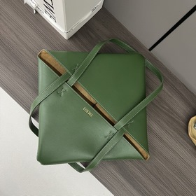 Новая модель Loewe — небольшая сумка P