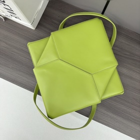 Новая модель Loewe — небольшая сумка P