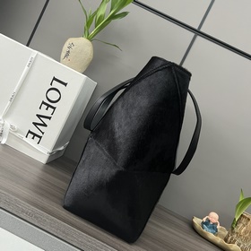 Loewe  Новая модель Puzzle Fold Tote.