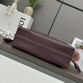 Loewe Новая модель большой сумки Flam