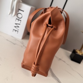 Loewe Новая модель большой сумки Flam