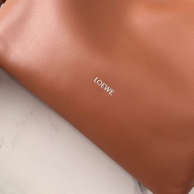 Loewe Новая модель большой сумки Flam