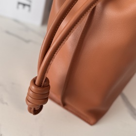 Loewe Новая модель большой сумки Flam