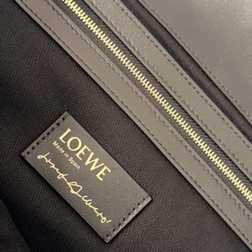 Новая цветовая гамма Loewe： сумка Flam