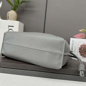 Loewe Новая модель большой сумки Flam