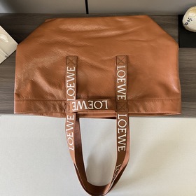 Сумка Loewe Fold Shopper из телячьей к