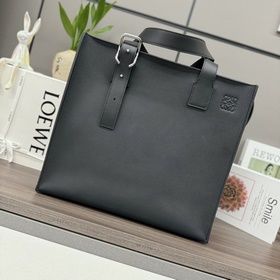 Loewe  Новая версия мужской сумки-то