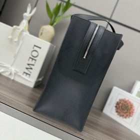 Loewe  Новая версия мужской сумки-то