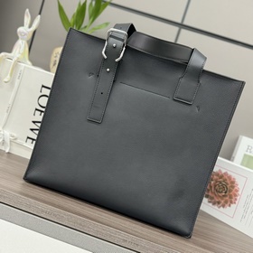Loewe  Новая версия мужской сумки-то