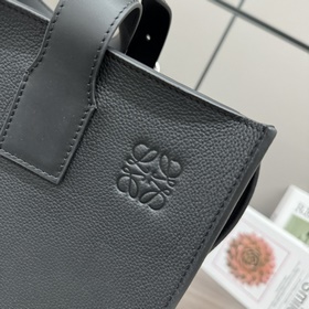 Loewe  Новая версия мужской сумки-то