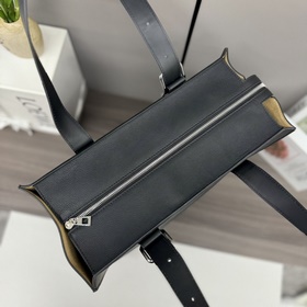 Loewe  Новая версия мужской сумки-то
