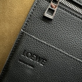 Loewe  Новая версия мужской сумки-то