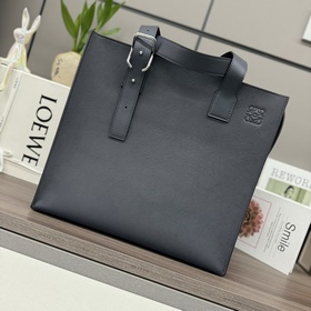 Loewe  Новая версия мужской сумки-то