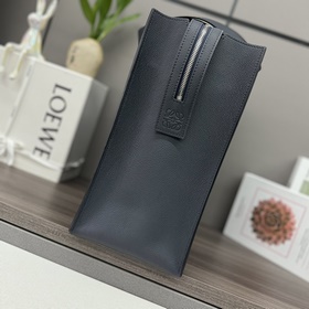 Loewe  Новая версия мужской сумки-то