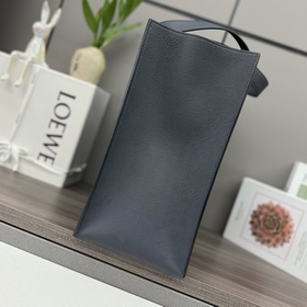 Loewe  Новая версия мужской сумки-то
