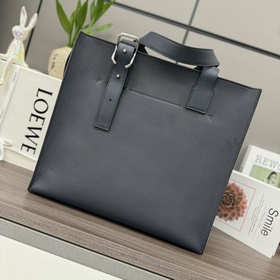 Loewe  Новая версия мужской сумки-то