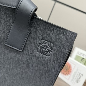 Loewe  Новая версия мужской сумки-то