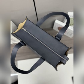 Loewe  Новая версия мужской сумки-то