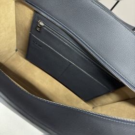 Loewe  Новая версия мужской сумки-то