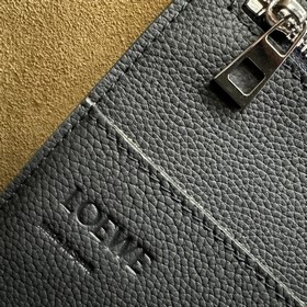 Loewe  Новая версия мужской сумки-то