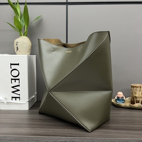 Loewe  Новая модель небольшой сумки 