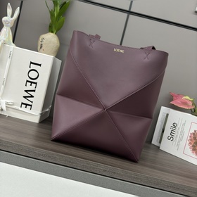 Новая модель Loewe — небольшая сумка P