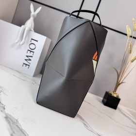 Новая модель сумки Loewe Fringe Cat Pu