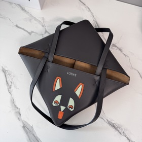 Новая модель сумки Loewe Fringe Cat Pu